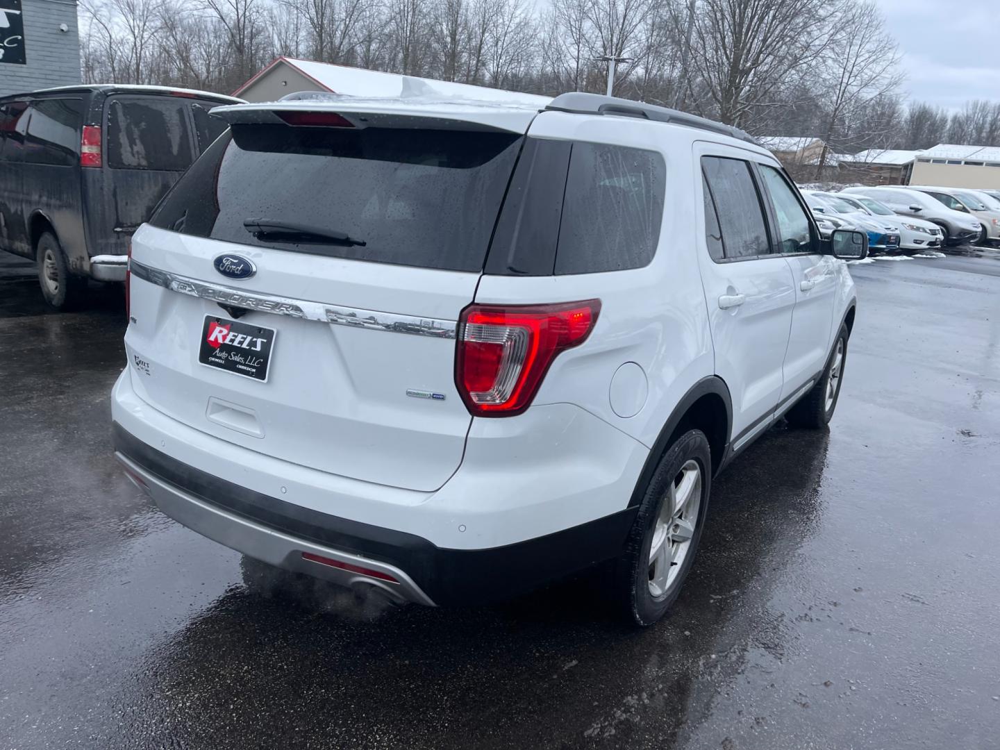 2017 White /Black Ford Explorer XLT 4WD (1FM5K8DH4HG) with an 2.3L I4 DOHC 16V Turbo engine, 6A transmission, located at 547 E. Main St., Orwell, OH, 44076, (440) 437-5893, 41.535435, -80.847855 - Photo#7